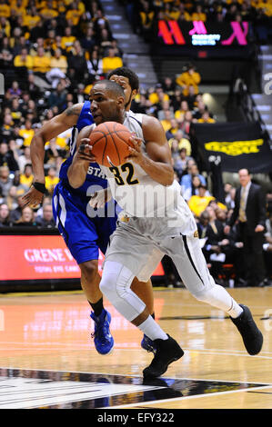 Wichita, Kansas, USA. 11. Februar 2015. Wichita State Shockers bewachen Tekele Cotton (32) Laufwerke in den Korb während der NCAA Basketball-Spiel zwischen der Indiana State Platanen und die Wichita State Shockers in Charles Koch Arena in Wichita, Kansas. Kendall Shaw/CSM/Alamy Live-Nachrichten Stockfoto