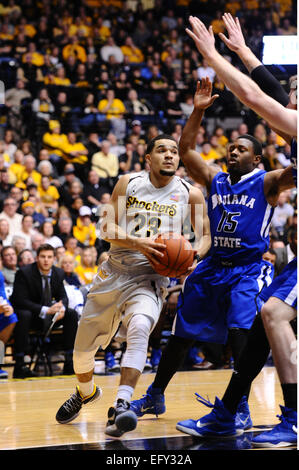 Wichita, Kansas, USA. 11. Februar 2015. Wichita State Shockers bewachen Fred VanVleet (23) Laufwerke in den Korb während der NCAA Basketball-Spiel zwischen der Indiana State Platanen und die Wichita State Shockers in Charles Koch Arena in Wichita, Kansas. Kendall Shaw/CSM/Alamy Live-Nachrichten Stockfoto