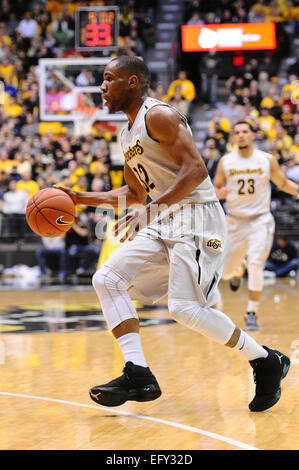 Wichita, Kansas, USA. 11. Februar 2015. Wichita State Shockers bewachen Tekele Cotton (32) Laufwerke in den Korb während der NCAA Basketball-Spiel zwischen der Indiana State Platanen und die Wichita State Shockers in Charles Koch Arena in Wichita, Kansas. Kendall Shaw/CSM/Alamy Live-Nachrichten Stockfoto