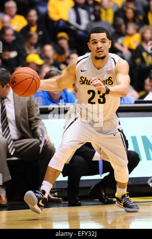 Wichita, Kansas, USA. 11. Februar 2015. Wichita State Shockers bewachen Fred VanVleet (23) Laufwerke in den Korb während der NCAA Basketball-Spiel zwischen der Indiana State Platanen und die Wichita State Shockers in Charles Koch Arena in Wichita, Kansas. Kendall Shaw/CSM/Alamy Live-Nachrichten Stockfoto