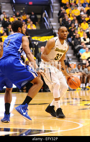 Wichita, Kansas, USA. 11. Februar 2015. Wichita State Shockers Wache Tekele Cotton (32) Handspiel bei der NCAA Basketball-Spiel zwischen der Indiana State Platanen und die Wichita State Shockers in Charles Koch Arena in Wichita, Kansas. Kendall Shaw/CSM/Alamy Live-Nachrichten Stockfoto