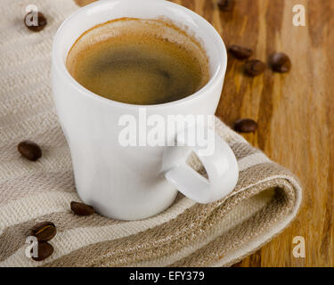 Espressokaffee in eine weiße Tasse.  Selektiven Fokus Stockfoto