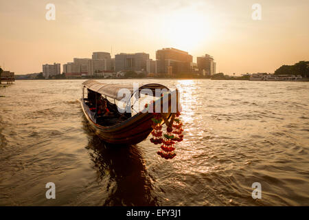 Langes Boot mit Blumendekoration für den Tourismus auf dem Chao Phraya Fluss in Bangkok, Thailand. Stockfoto