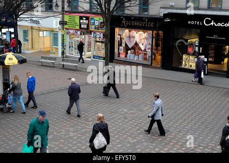 Menschen zu Fuß über eine Fußgängerzone City centre street Nottingham England UK Stockfoto