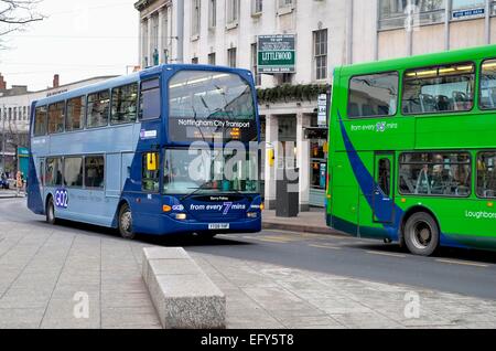 Doppelte Decker Busse in Nottingham City centre England UK. Stockfoto