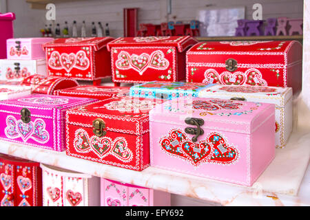 Geschenkboxen aus Holz bemalt mit traditionellen kroatischen Dekorationen, als souvenir Stockfoto