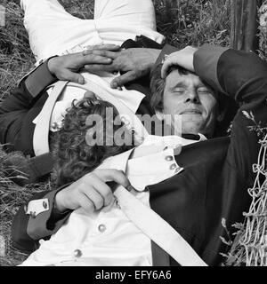 WATERLOO, Belgien-CIRCA 1990: zwei Schauspieler im Kostüm ruht, während die Nachstellung der Schlacht von Waterloo, die 1815 endete Stockfoto