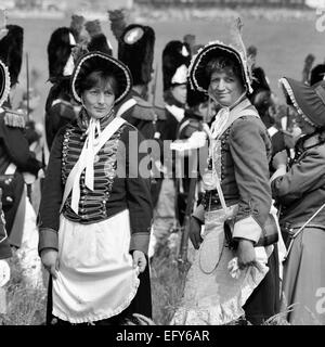 WATERLOO, Belgien-CIRCA 1990: zwei Frauen in Tracht während die Nachstellung der Schlacht von Waterloo am Juni 1990 in Waterloo, Stockfoto