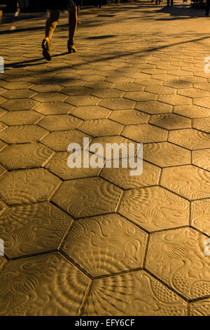 Blick auf den Sonnenuntergang von der gefliesten Bürgersteig in Passeig de Gracia, Barcelona, Katalonien, Spanien Stockfoto