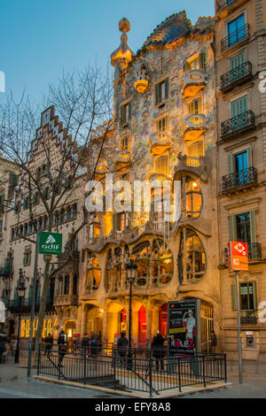 Nachtansicht der Casa Batllo, Barcelona, Spanien Stockfoto