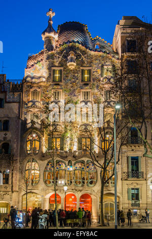 Nachtansicht der Casa Batllo, Barcelona, Spanien Stockfoto