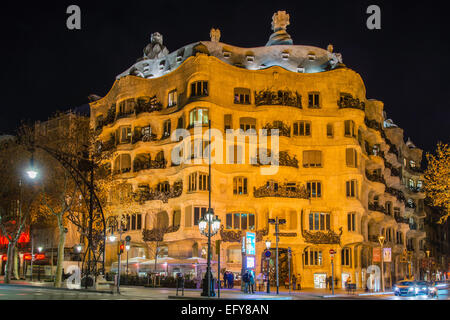 Nachtansicht des Casa Mila oder La Pedrera, Barcelona, Katalonien, Spanien Stockfoto