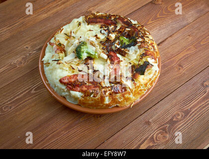 Bubble And Squeak-traditionelles englisches Gericht gemacht, übrig gebliebene Gemüse, Kartoffeln und Rosenkohl, Kohl Stockfoto