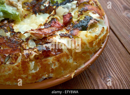 Bubble And Squeak-traditionelles englisches Gericht gemacht, übrig gebliebene Gemüse, Kartoffeln und Rosenkohl, Kohl Stockfoto