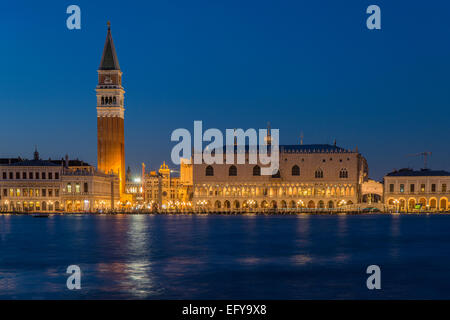 Nachtansicht der Markusplatz Campanile und Dogenpalast, Venedig, Veneto, Italien Stockfoto