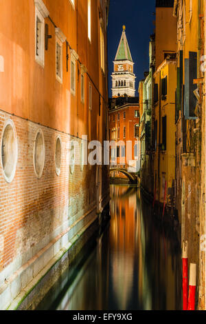 Nacht-Blick auf den Rio de San Salvador-Wasser-Kanal mit Markusturm im Hintergrund, Venedig, Veneto, Italien Stockfoto