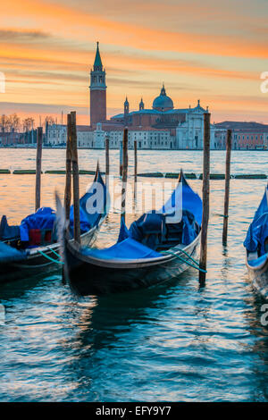 Festgemachten Gondeln mit San Giorgio Maggiore Insel im Hintergrund bei Sonnenaufgang, Venedig, Veneto, Italien Stockfoto