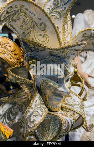 Traditionellen venezianischen Karnevalsmaske in einem Schaufenster, Venedig, Veneto, Italien Stockfoto