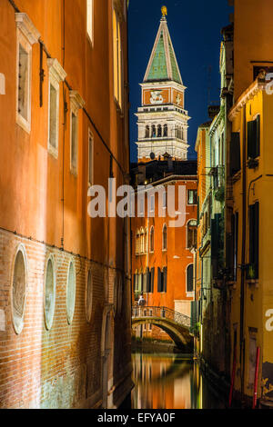 Nacht-Blick auf den Rio de San Salvador-Wasser-Kanal mit Markusturm im Hintergrund, Venedig, Veneto, Italien Stockfoto