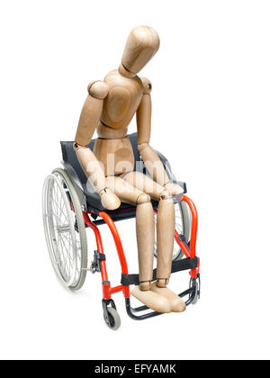 Holzpuppe sitzen im Rollstuhl auf weißem Hintergrund Stockfoto