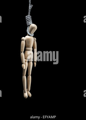 Holzpuppe erhängt am Hals in der Schlinge auf schwarzem Hintergrund Stockfoto
