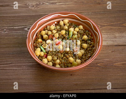 Hausgemachte Ost-West-Linseneintopf - mexikanische und indische Geschmacksrichtungen Essen Stockfoto