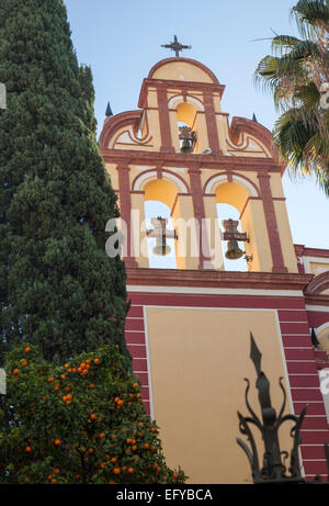 Glockenturm der Kirche gegen blauen Himmel, Iglesia de San Augustin, Malaga, Spanien Stockfoto