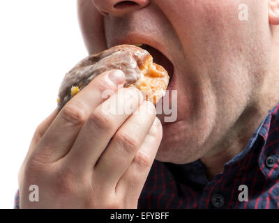 Seitliche Aufnahme Mann isst Krapfen erschossen auf weiß Stockfoto