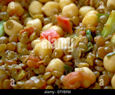 Hausgemachte Ost-West-Linseneintopf - mexikanische und indische Geschmacksrichtungen Essen Stockfoto