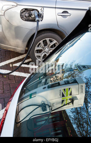 Elektroautos Aufladen an einer Tankstelle in Großbritannien Stockfoto