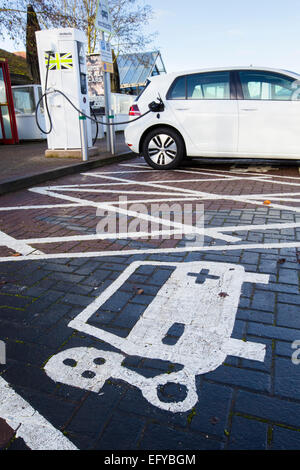 Ein Elektroauto aufladen an einer Tankstelle in Großbritannien Stockfoto