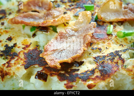 Trinxat - Lebensmittel aus Katalonien, gebildet mit Kartoffeln, Kohl und Schweinefleisch. Europäische Küche Stockfoto