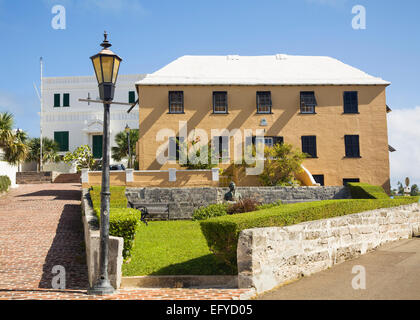 Die roten Ziegelstein-Straße und Old State House, St. George, Bermuda. Das Denkmal des irischen Dichters Thomas Moore in den Mittelgrund. Stockfoto