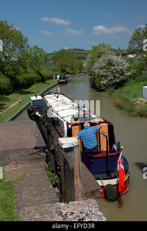 Blick in Richtung Brücke 114 auf der Oxford Canal und die Windmühle auf Napton auf dem Hügel in Warwickshire Stockfoto