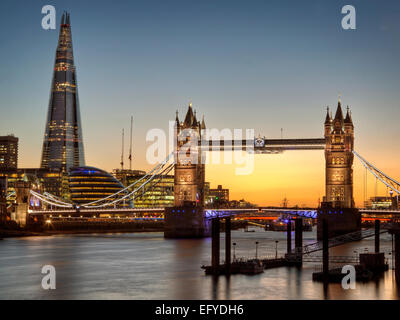 Die Tower Bridge und die Scherbe in London Stockfoto