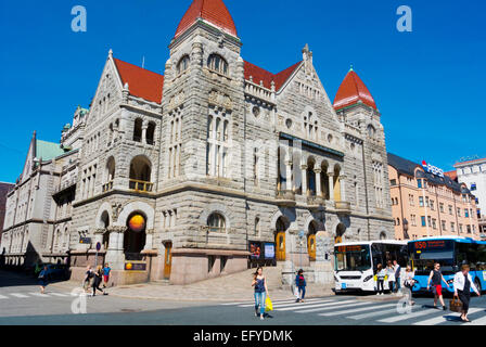 Hauptbahnhof, den Platz neben dem Bahnhof, mit Nationaltheater in Hintergrund, Helsinki, Finnland, Europa Stockfoto