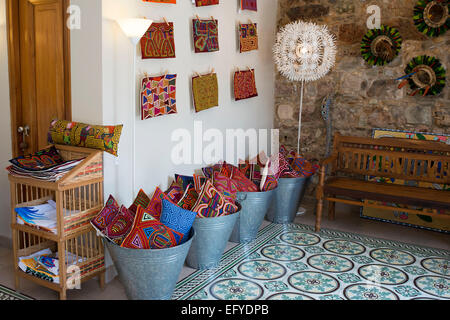 Galerie und Shop Souvenirs Kuna in Panama City Casco Viejo Kuna indische traditionelle handwerkliche Elemente Verkäufer von Kuna Stamm.  Alt Stockfoto