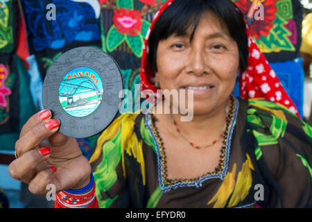 Kuna-Frauen verkaufen ihre Molas an Touristen. Panama-Stadt Casco Viejo Kuna indische traditionelle handwerkliche Gegenstände Verkäufer von Kuna tr Stockfoto