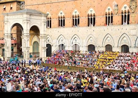 Menschenmassen vor dem Palazzo Publico an einem Training das historische Pferderennen Palio di Siena, Piazza del Campo, Siena Stockfoto