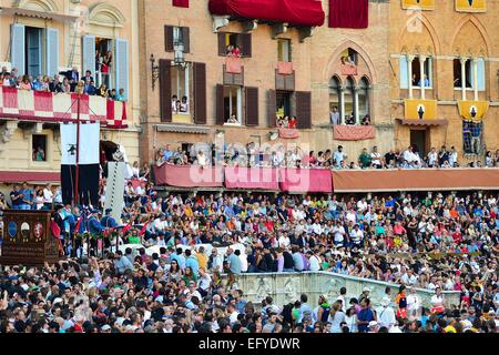 Massen an das historische Pferderennen Palio di Siena, Piazza del Campo, Siena, Toskana, Italien Stockfoto