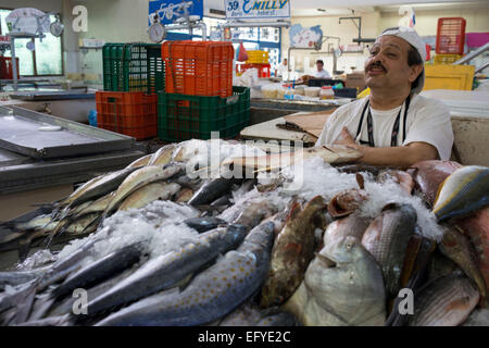 Panama, Panama-Stadt, Santa Ana Nachbarschaft, Fish Market (Mercado de Mariscos). Frau-Verkäufer. Fangfrische Fische und Meeresfrüchte Stockfoto