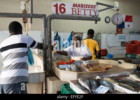 Panama, Panama-Stadt, Santa Ana Nachbarschaft, Fish Market (Mercado de Mariscos). Frau-Verkäufer. Fangfrische Fische und Meeresfrüchte Stockfoto