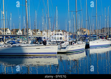 Segelboote vor Anker in der Marina in Port Solent, Portsmouth, Hampshire, England UK Stockfoto