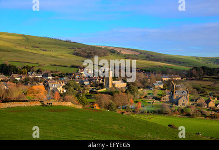 Abbotsbury Dorf Dorset England UK inmitten der englischen Landschaft mit blauem Himmel in kräftigen Farben, bekannt für seine swannery Stockfoto