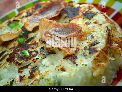 Trinxat - Lebensmittel aus Katalonien, gebildet mit Kartoffeln, Kohl und Schweinefleisch. Europäische Küche Stockfoto