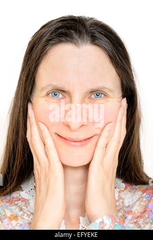 Porträt einer glücklich lächelnd Reife Frau, mit den Händen im Gesicht Stockfoto