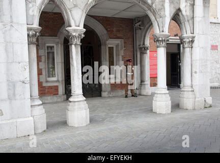 Soldat im Dienst außerhalb des Klosters, die offizielle Residenz des Gouverneurs, Gibraltar, Britische überseegegend Gebäude Stockfoto