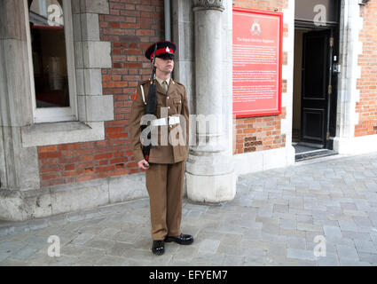 Soldat im Dienst außerhalb des Klosters, die offizielle Residenz des Gouverneurs, Gibraltar, Britische überseegegend Gebäude Stockfoto