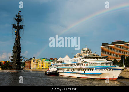 Statue von Peter dem Großen und eine Kreuzfahrt Schiff, Moskwa, Moskau, Russland Stockfoto