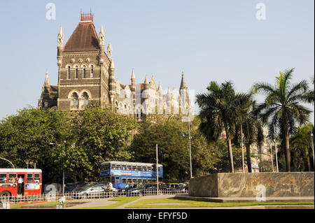 Mumbai, Indien - 5. Januar 2015: Menschen im Verkehr vor dem kolonialen orientalische Gebäude in Mumbai, Indien Stockfoto